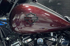 DEEUOM glossy surface reflection demonstrating high-shine finish and show-quality look
