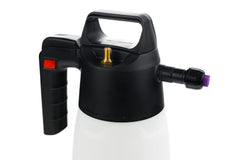 IK FOAM Pro 2+ translucent tank close-up with level indicator for easy solution monitoring