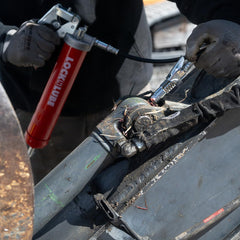 LockNLube close-up of 20 inch hose and in-line swivel improving access to tight spots