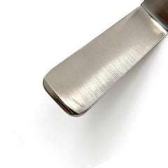 QDentMov ergonomic handle detail showing non-slip grip for reduced fatigue