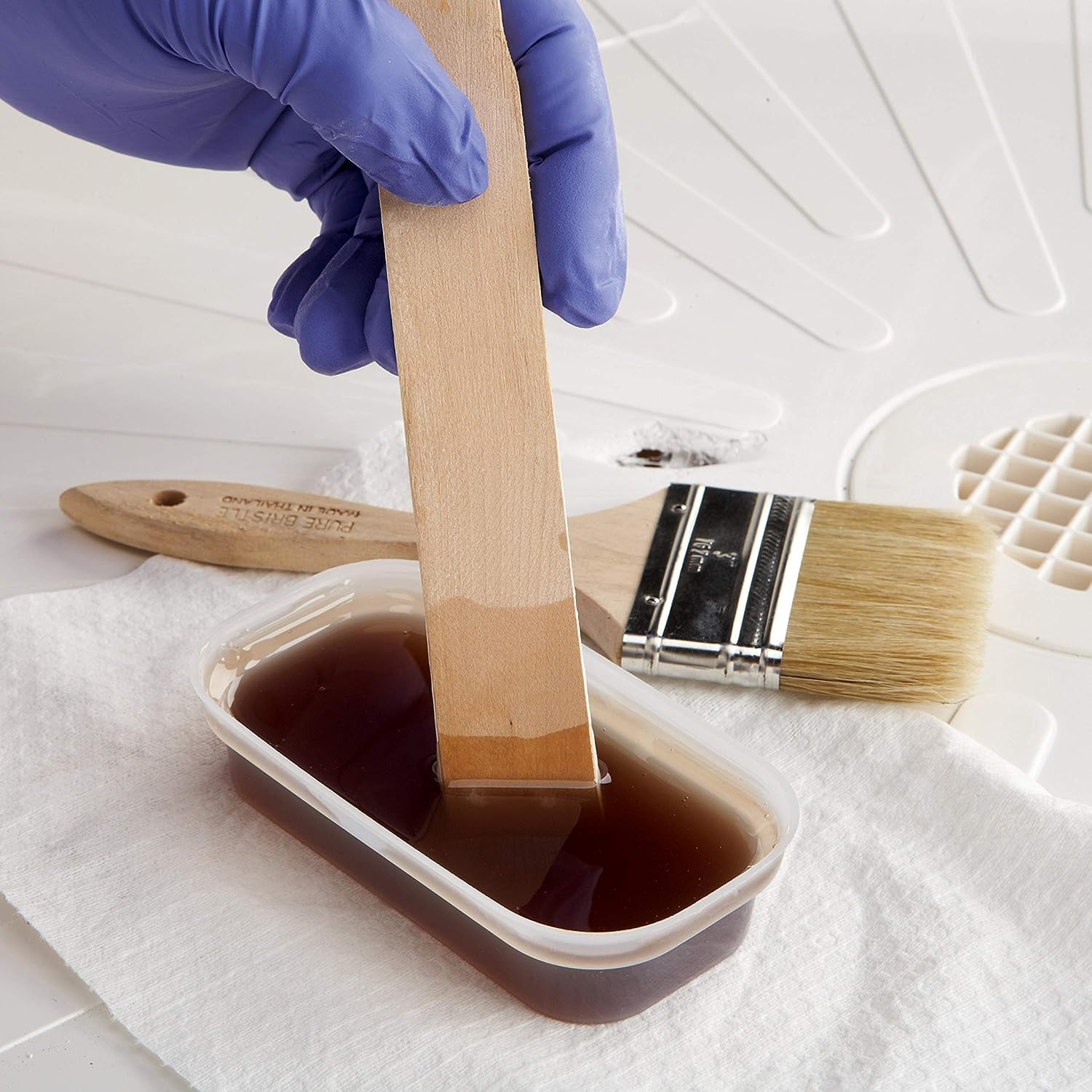 3M Bondo mixing action with tray and spreader illustrating easy, controlled application