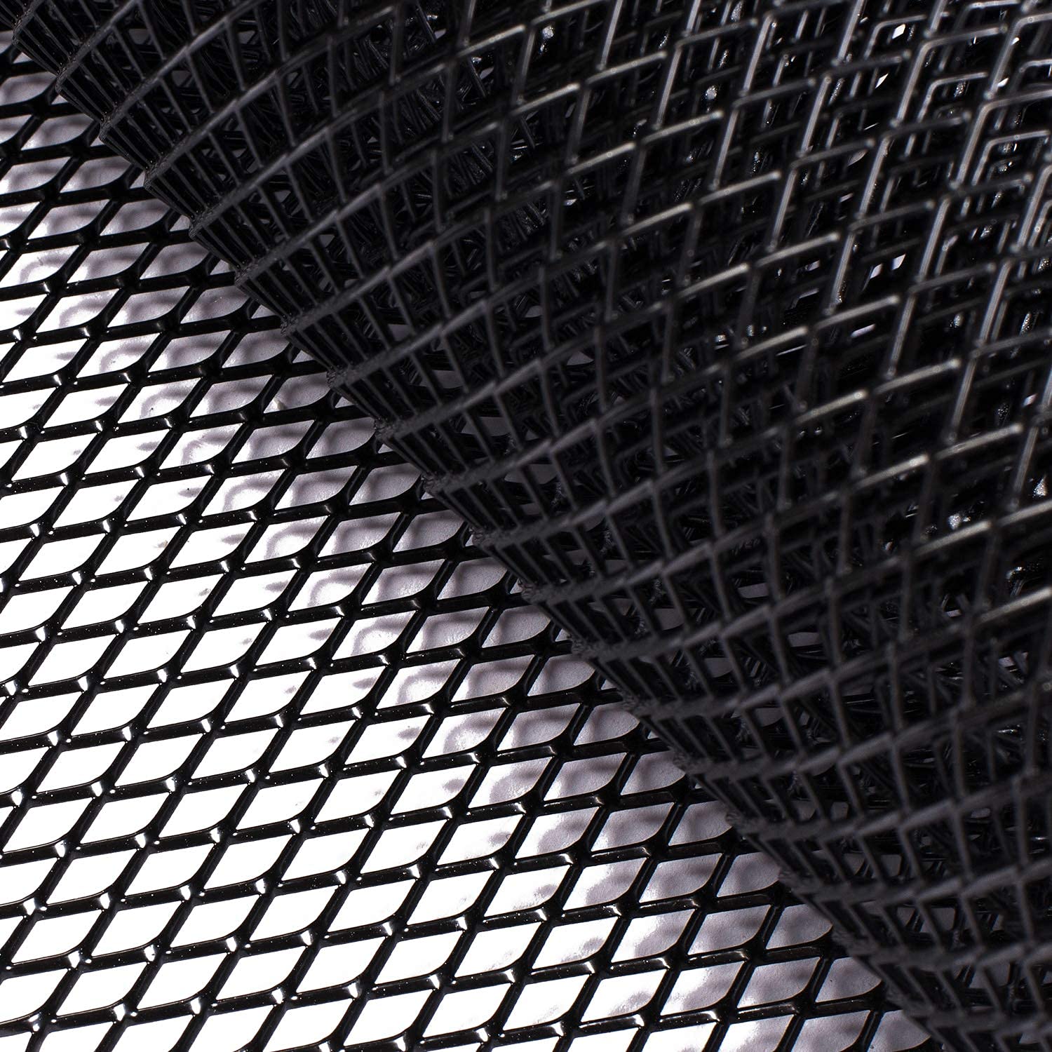 AggAuto close-up of 8x16mm rhombic holes highlighting airflow and debris blocking
