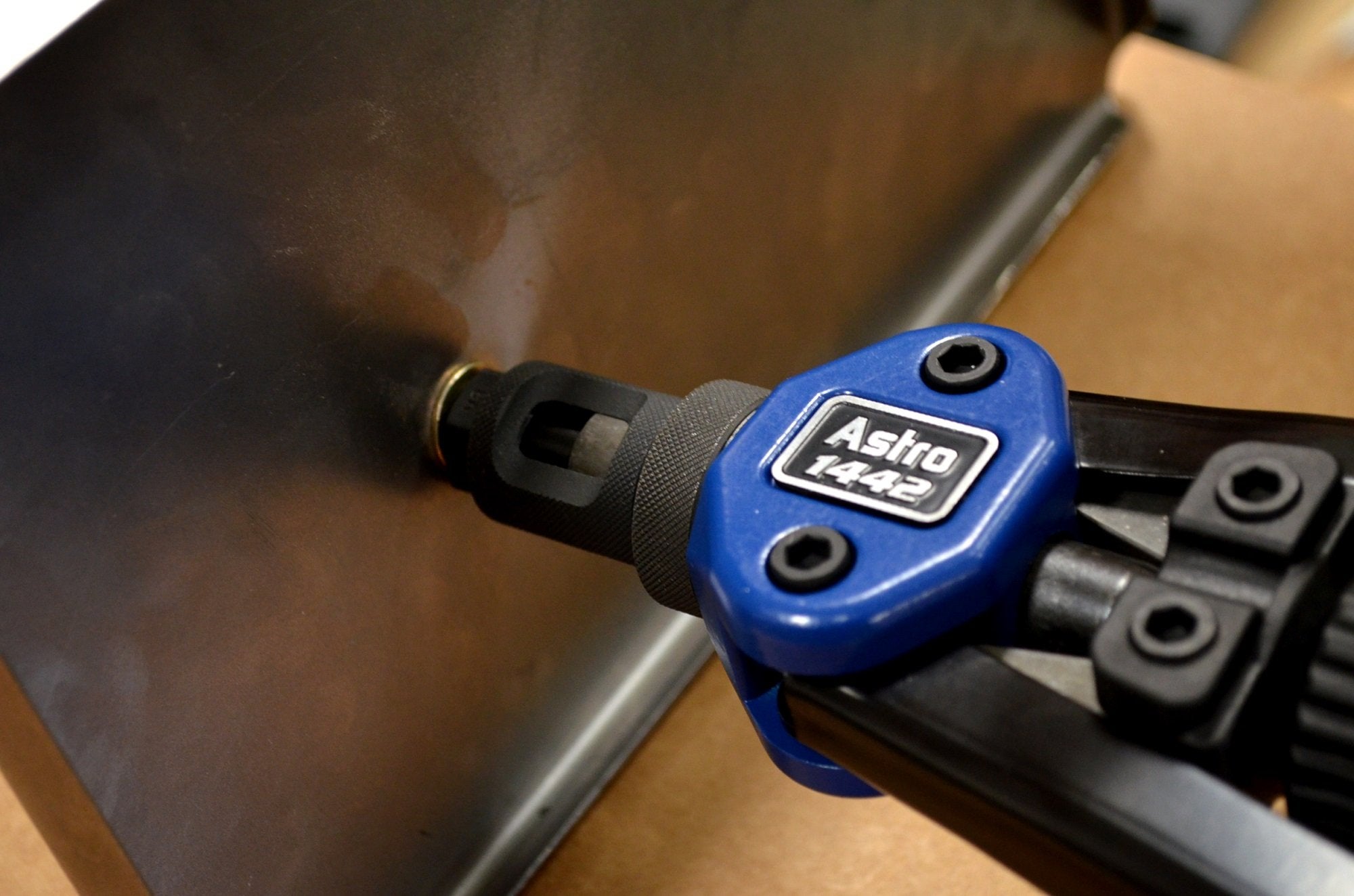 AP Astro 1442 handle and ergonomic grip detail reducing hand fatigue