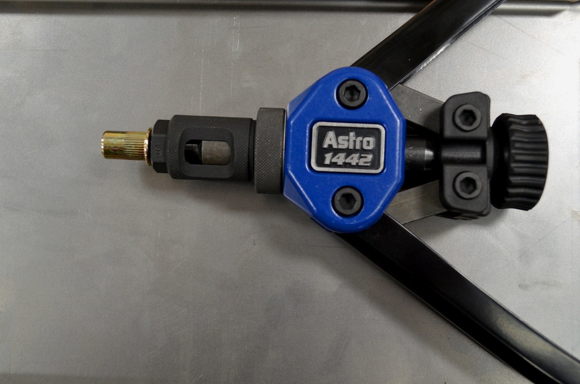AP Astro 1442 in use on vehicle panel demonstrating access in tight spaces