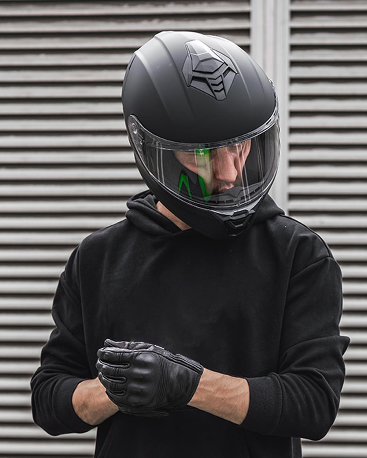AUBOA AU-T801 rider commuting scene showing practical everyday protection