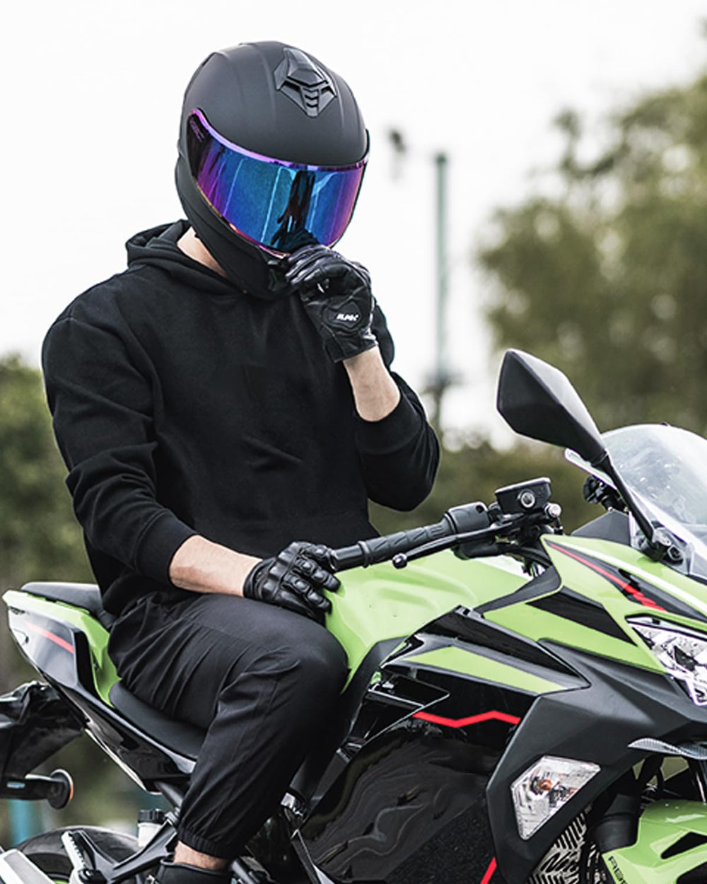 AUBOA AU-T801 on motorcycle seat showing true size and fit reference