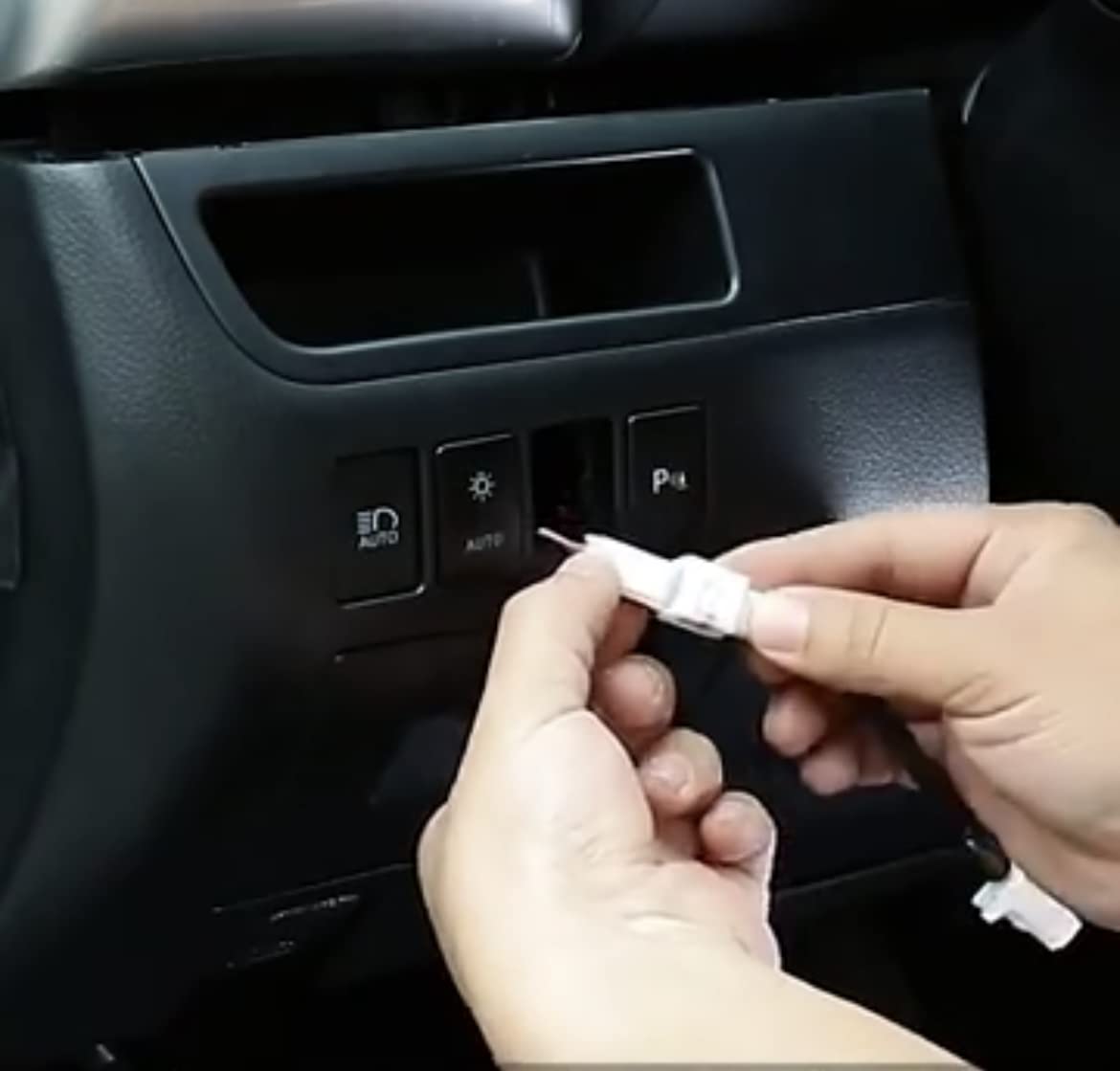 BODENLA in-dashboard lifestyle view of Highlander showing steady engine operation benefit