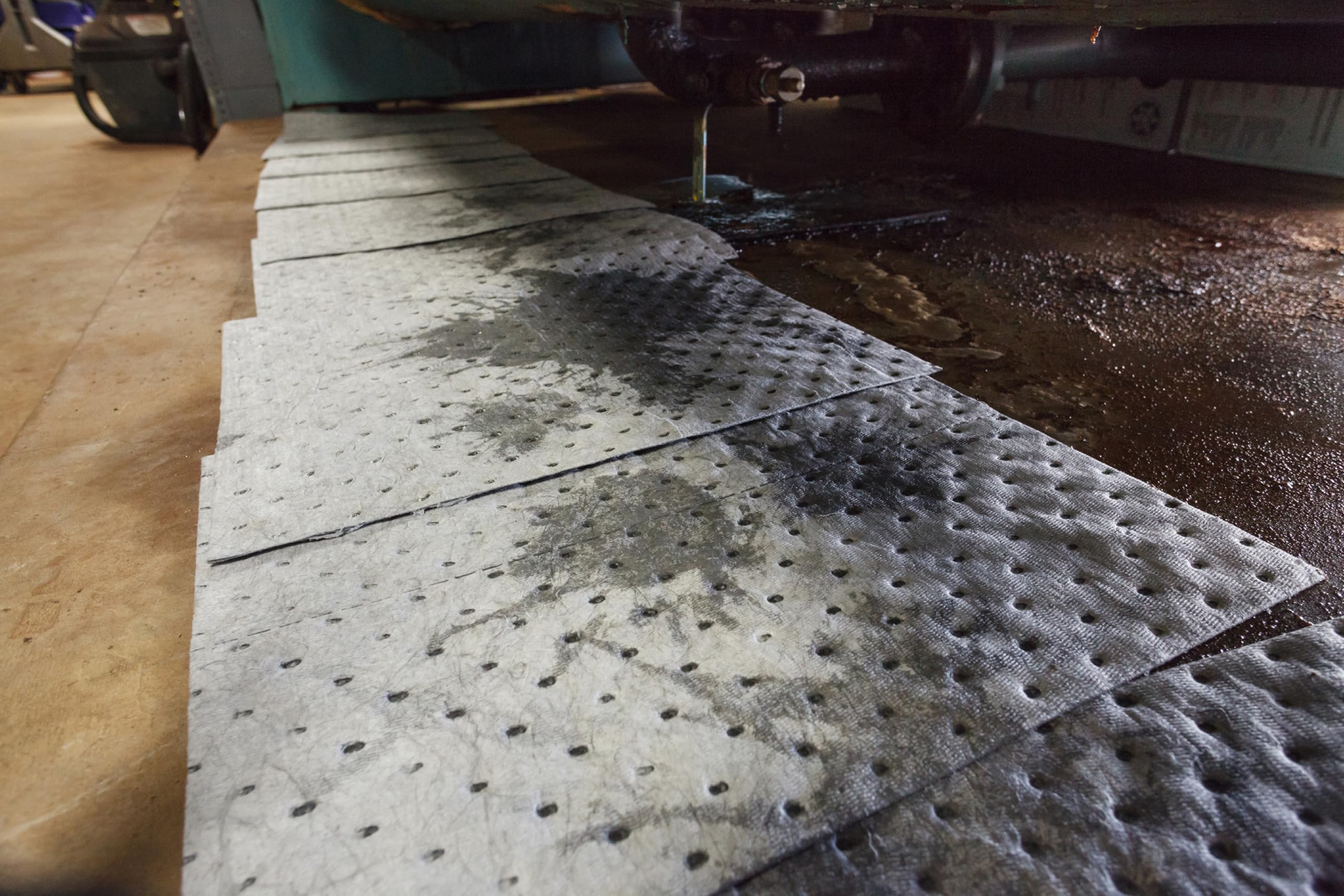 Brady MRO100 pads staged at a drum station improving drip containment efficiency
