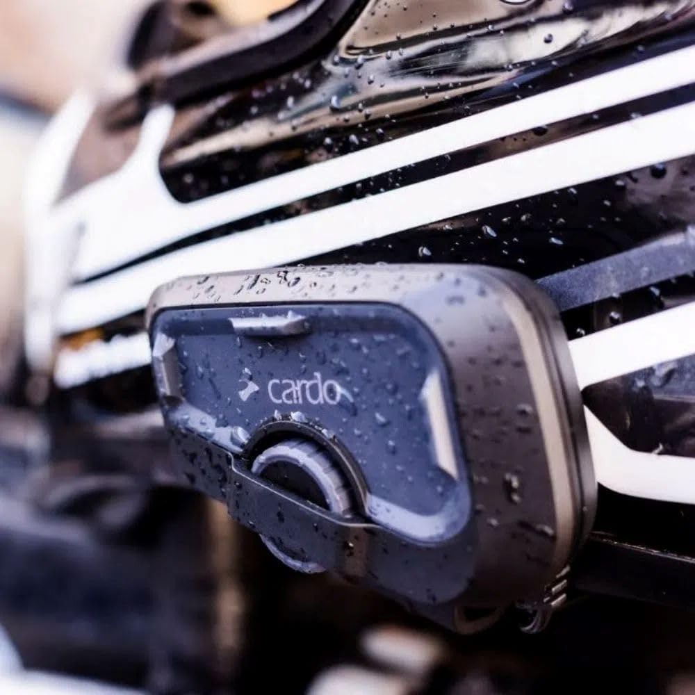 Cardo FREECOM 4X mounted on helmet side demonstrating secure universal fit benefit