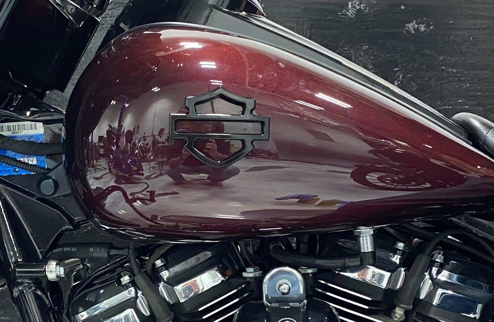 DEEUOM glossy surface reflection demonstrating high-shine finish and show-quality look
