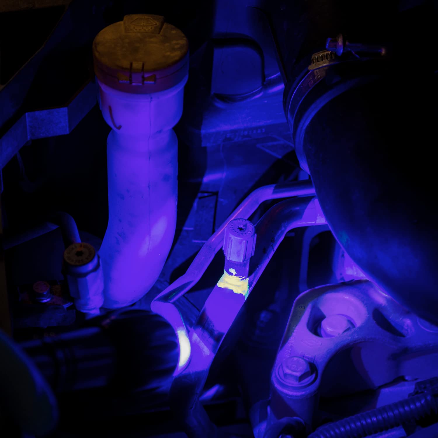ERRECOM adapter inserting dye into vehicle A/C service port for fast use