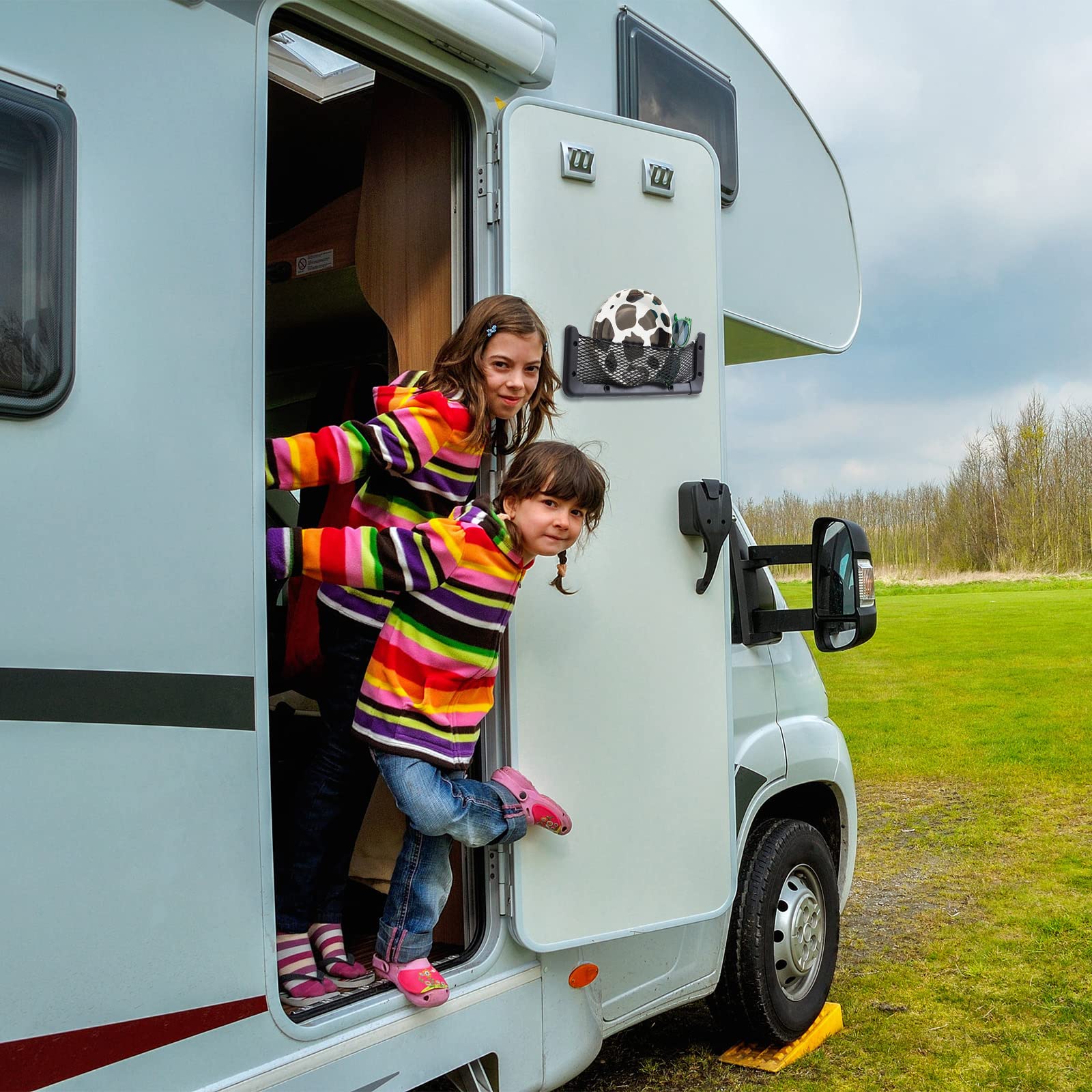 Frienda organized trunk scene illustrating clutter-free travel benefit