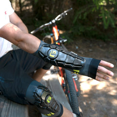 G-Form silicone gripper detail ensuring secure non-slip fit benefit