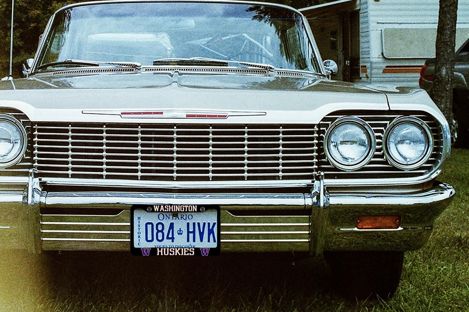 Generic frame mounted on car front displaying clean, coordinated look