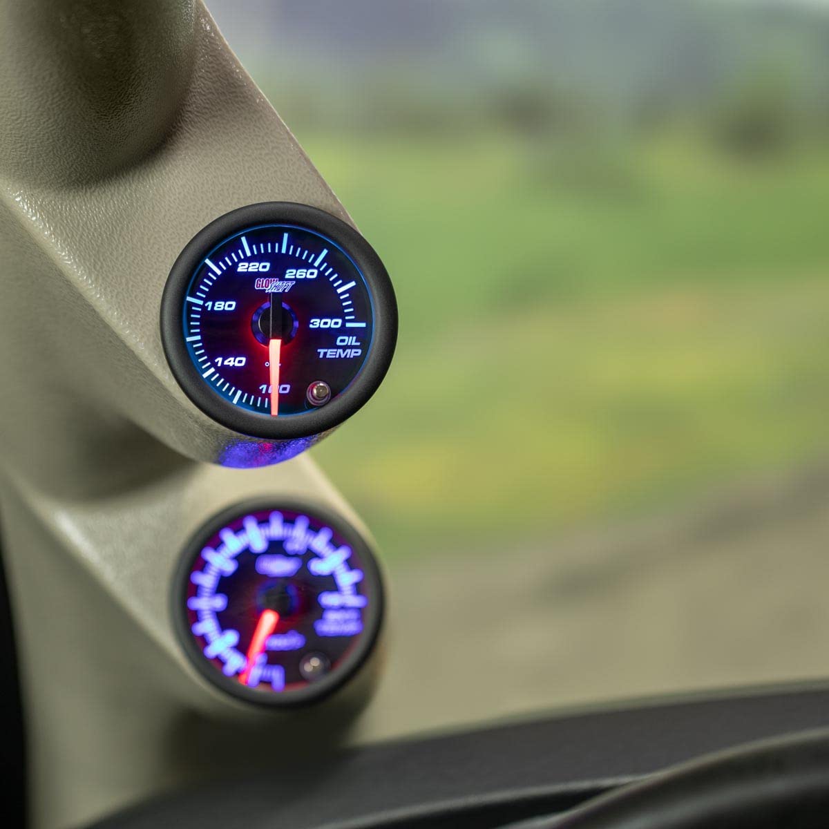 GlowShift illuminated red needle detail for fast temperature checks
