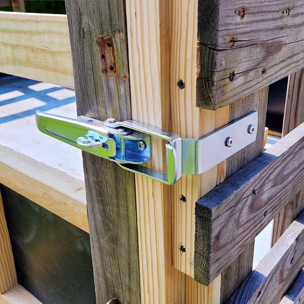 GMKD spring-loaded safety latch close-up ensuring safe locking on the road
