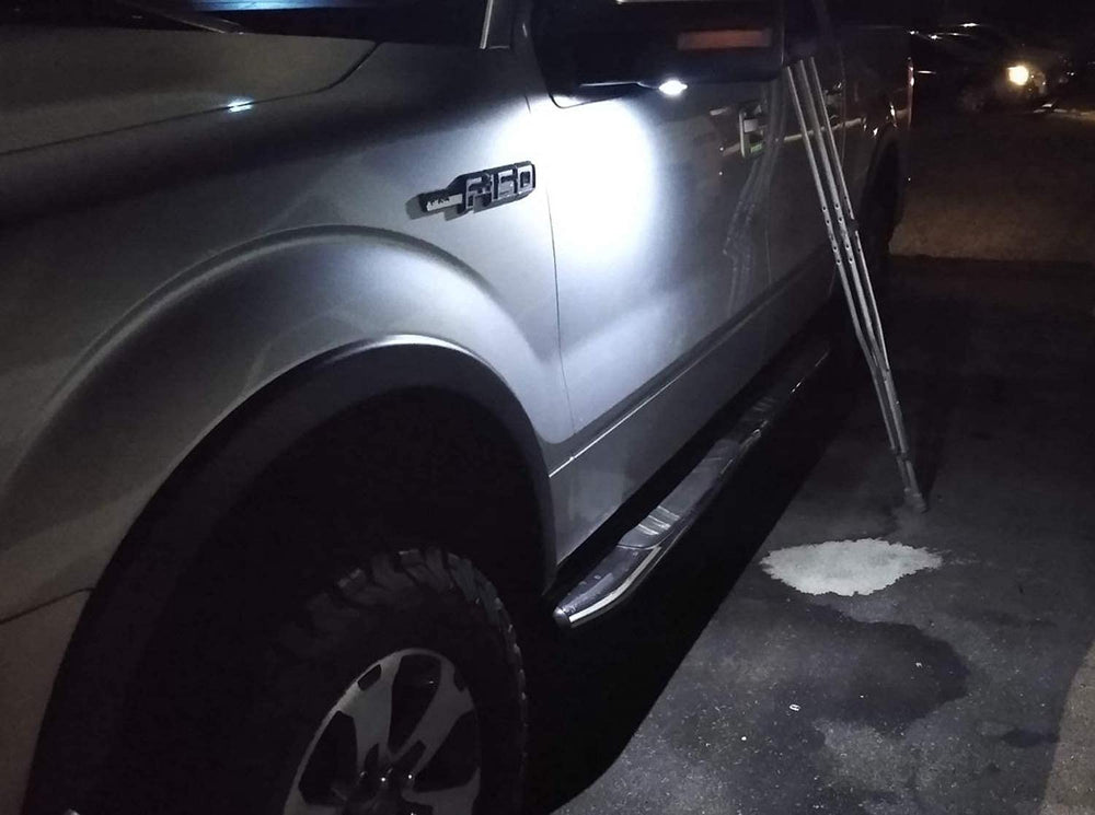 iJDMTOY nighttime vehicle entry scene highlighting improved curb and step visibility