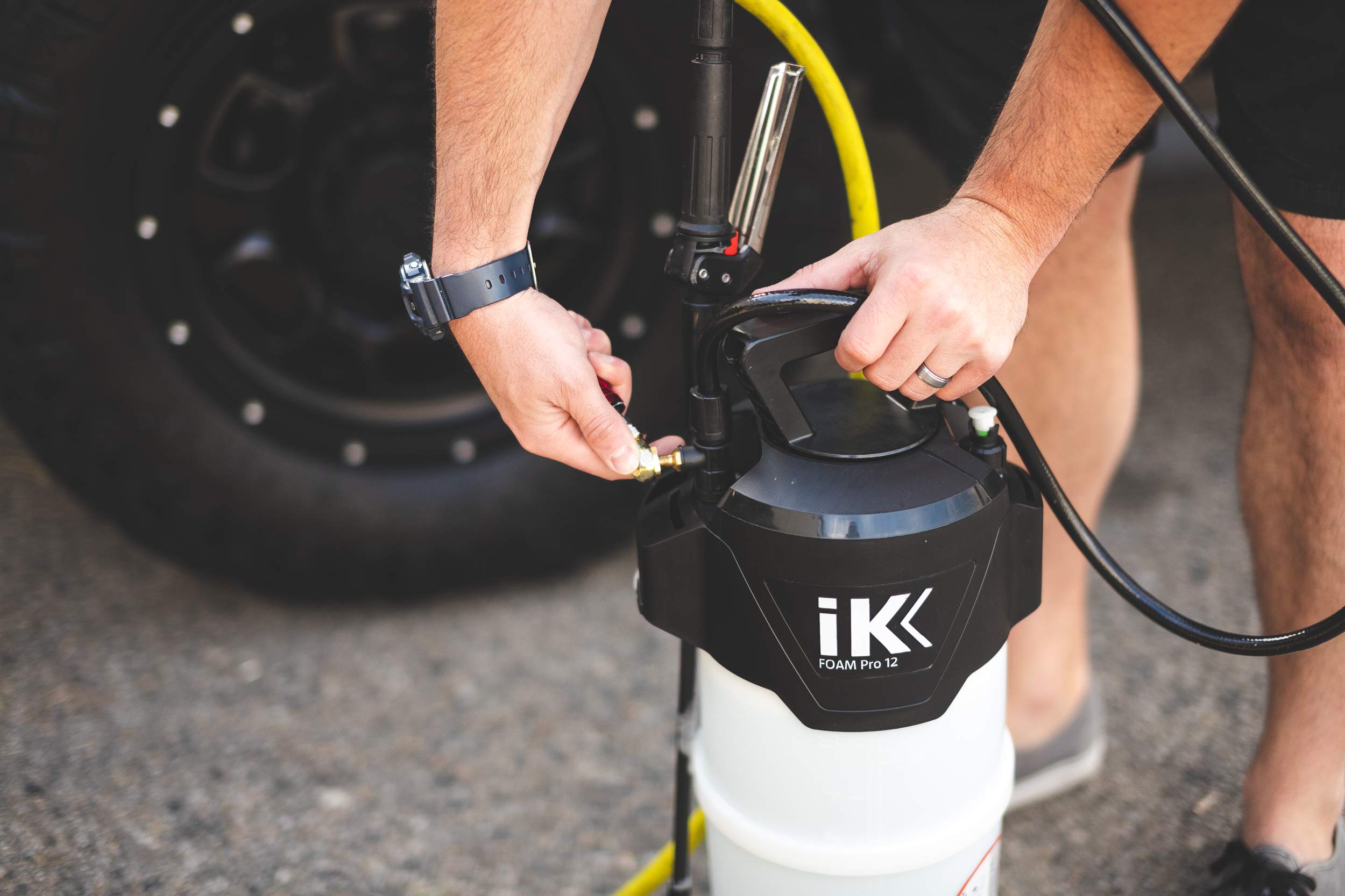 IK Foam Pro 12 translucent tank detail to monitor fluid level quickly