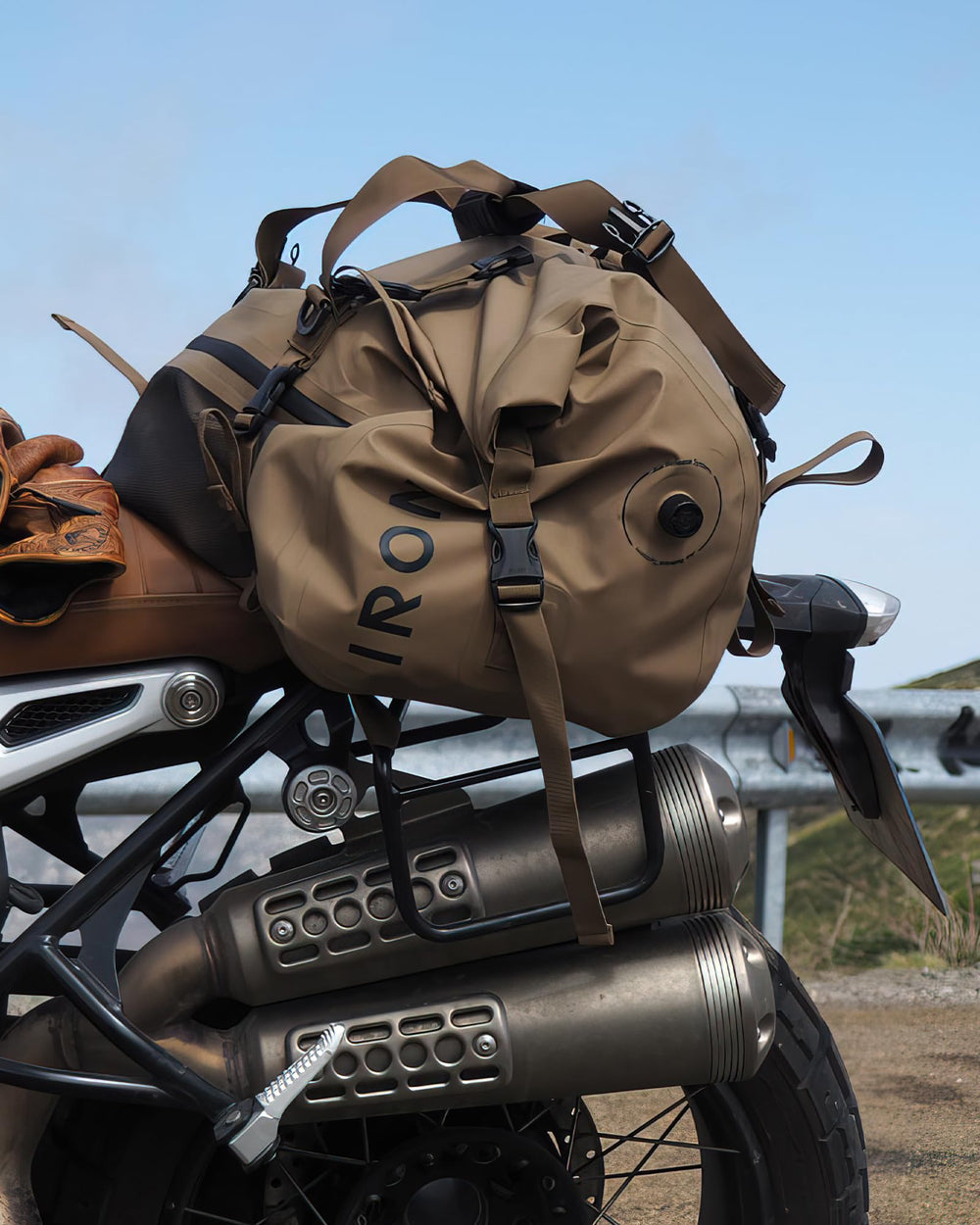 IRON JIA'S padded shoulder strap carry showing comfortable off-bike transport benefit