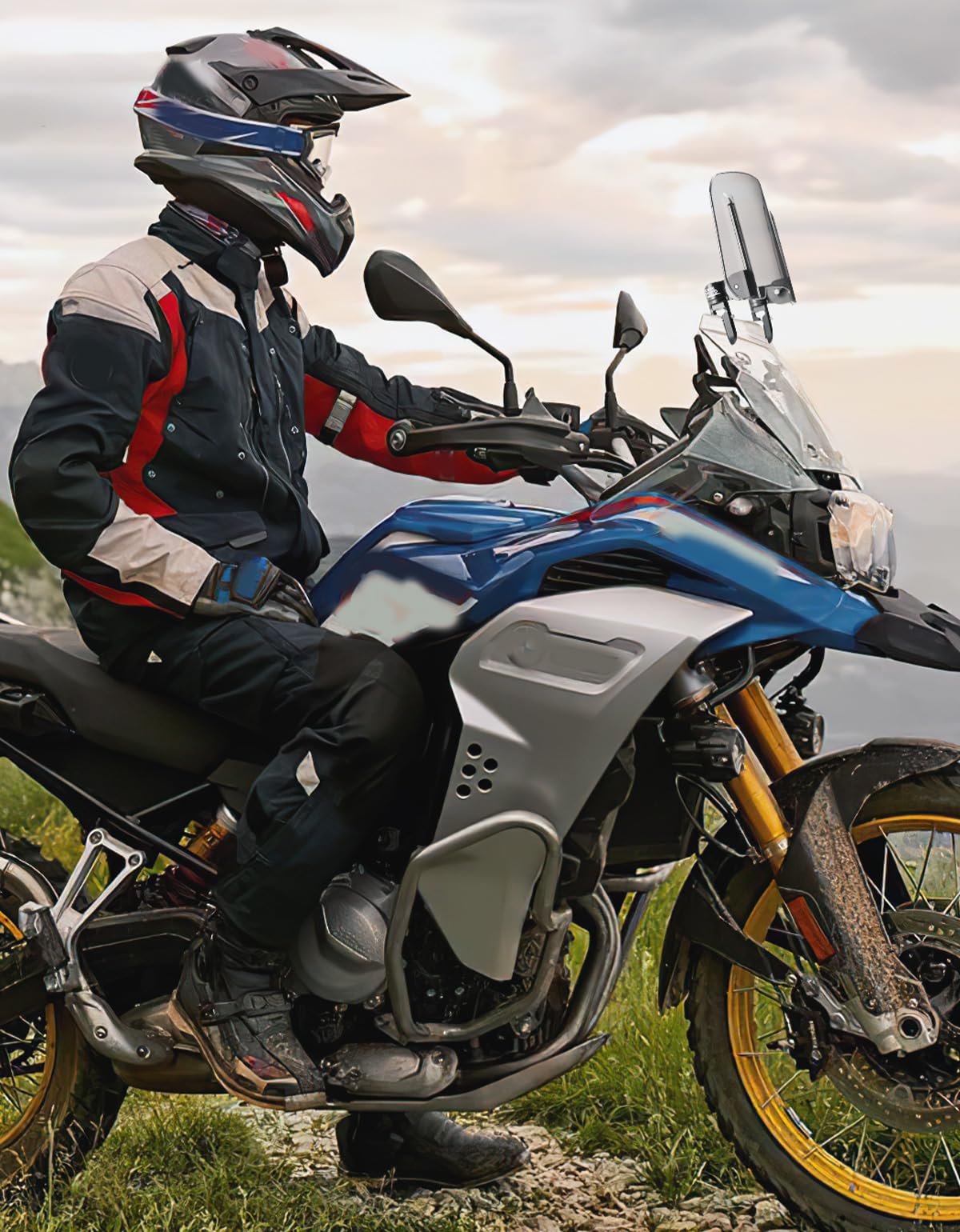 KEMIMOTO lifestyle shot of rider benefiting from reduced helmet vibration