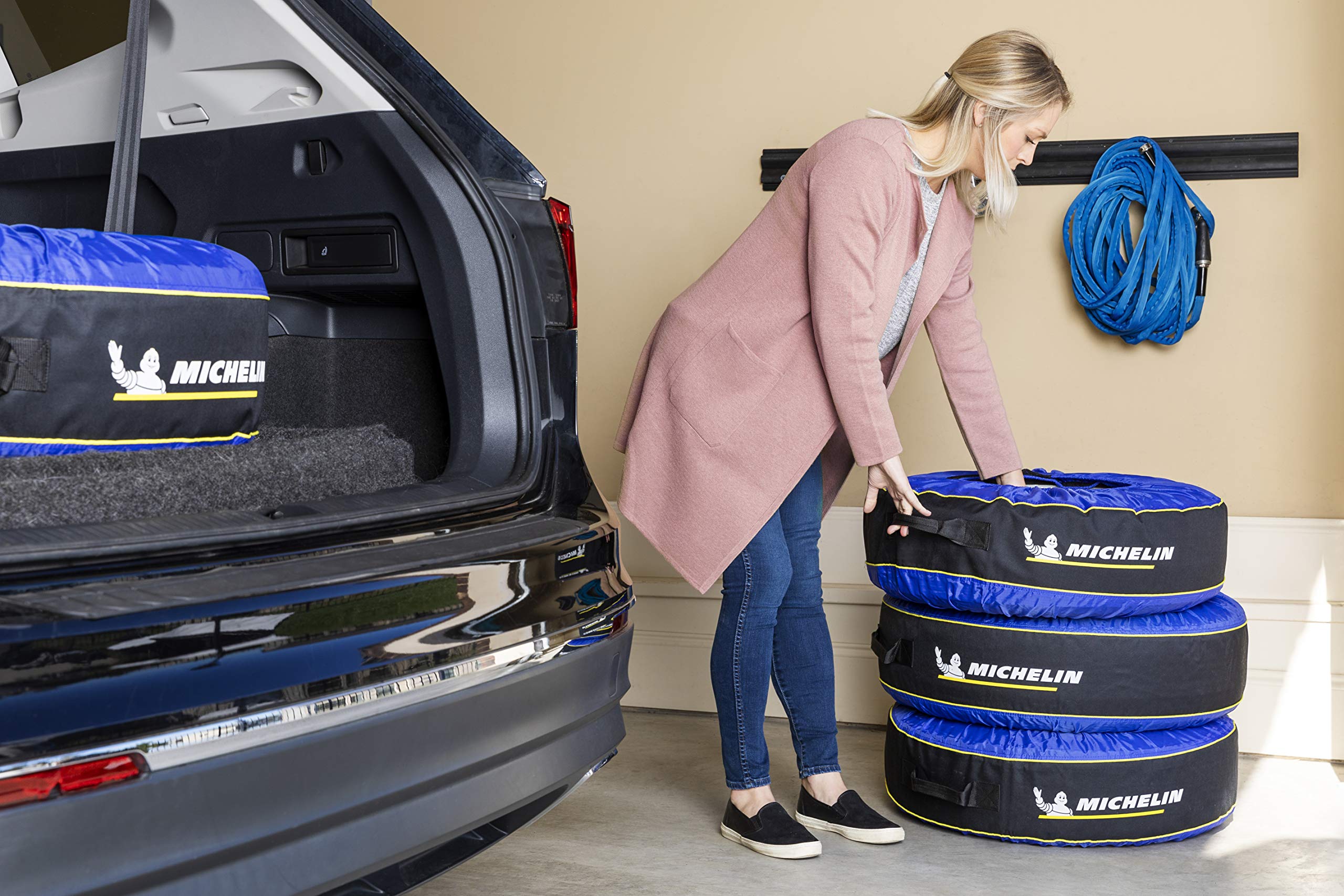 Kurgo Michelin 80 reinforced handle close-up for easier carrying benefit