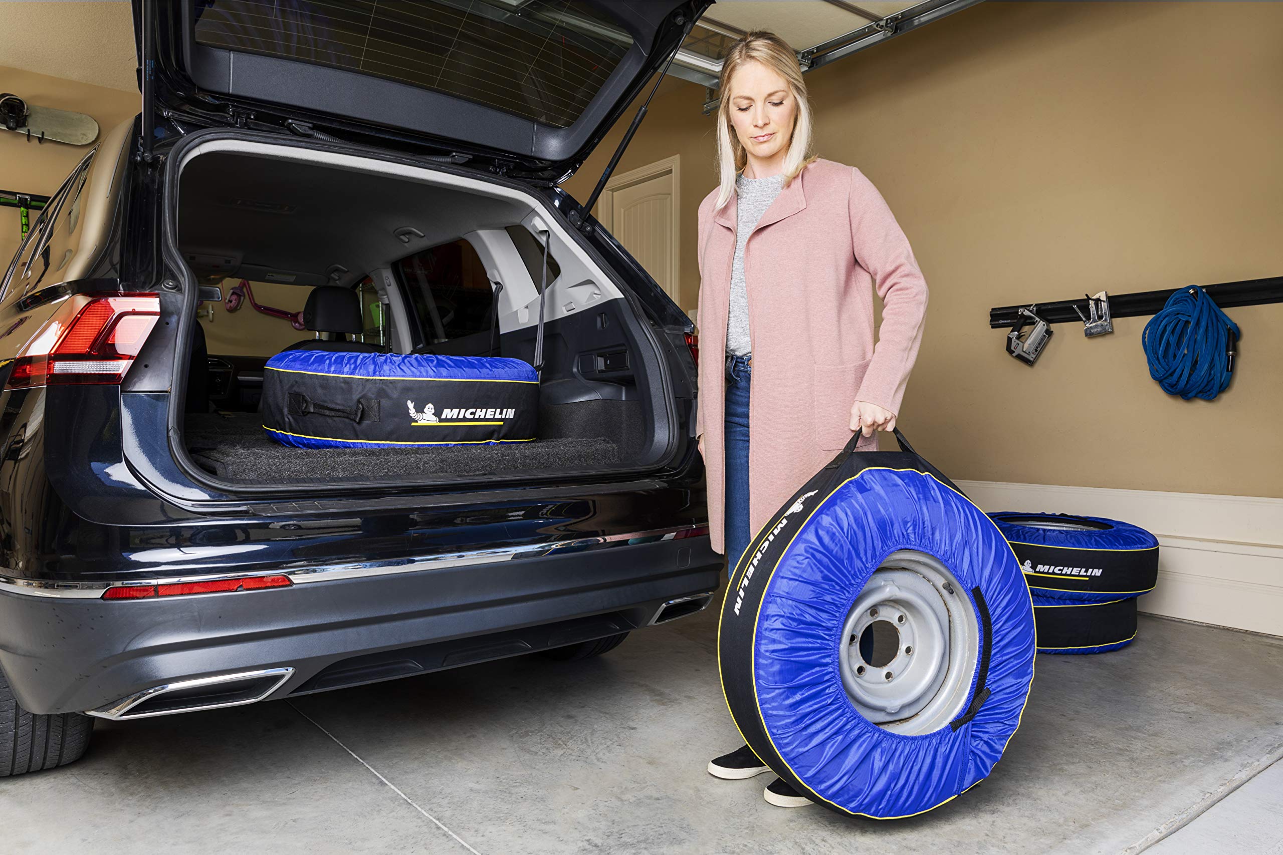 Kurgo Michelin 80 being carried by person showing hands and clothes stay clean benefit