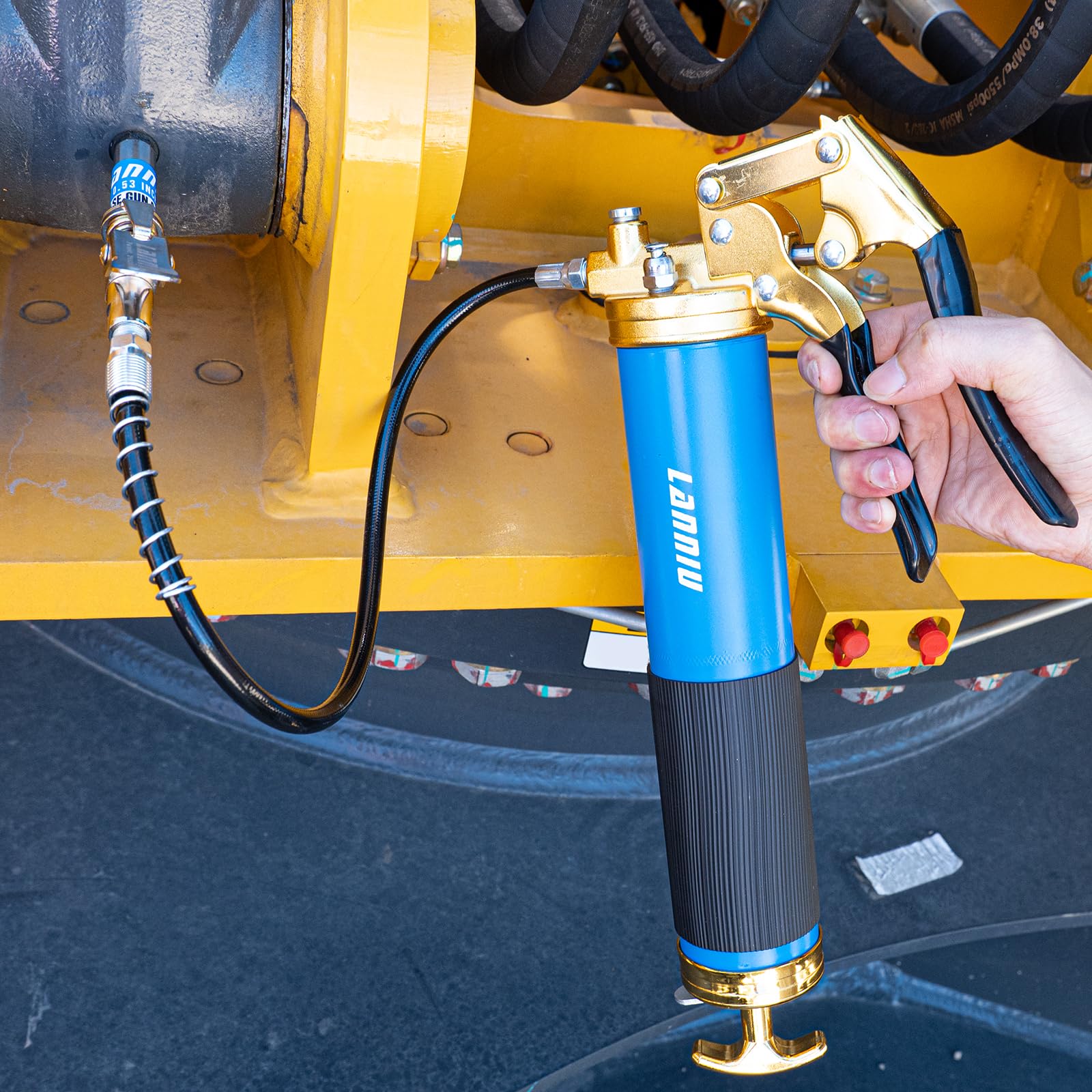 LANNIU kit staged in a workshop demonstrating readiness for mechanic tasks