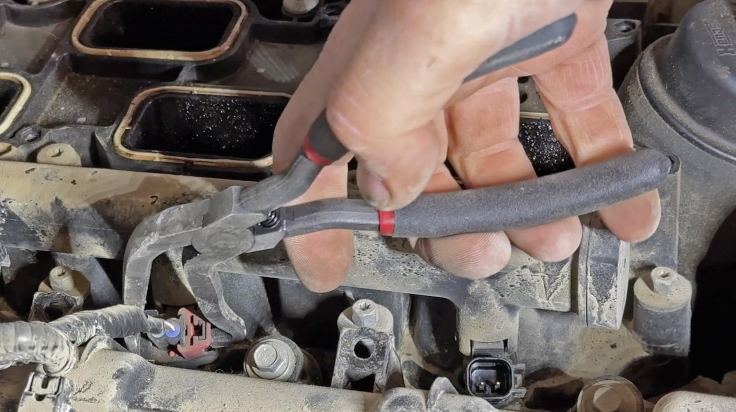 Lisle 37980 close-up of hooked tip engaging connector tab to prevent damage while releasing
