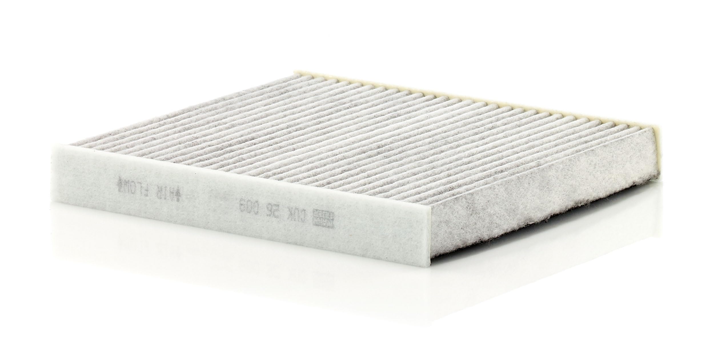 MANN-FILTER activated carbon layer close-up highlighting gas adsorption benefit