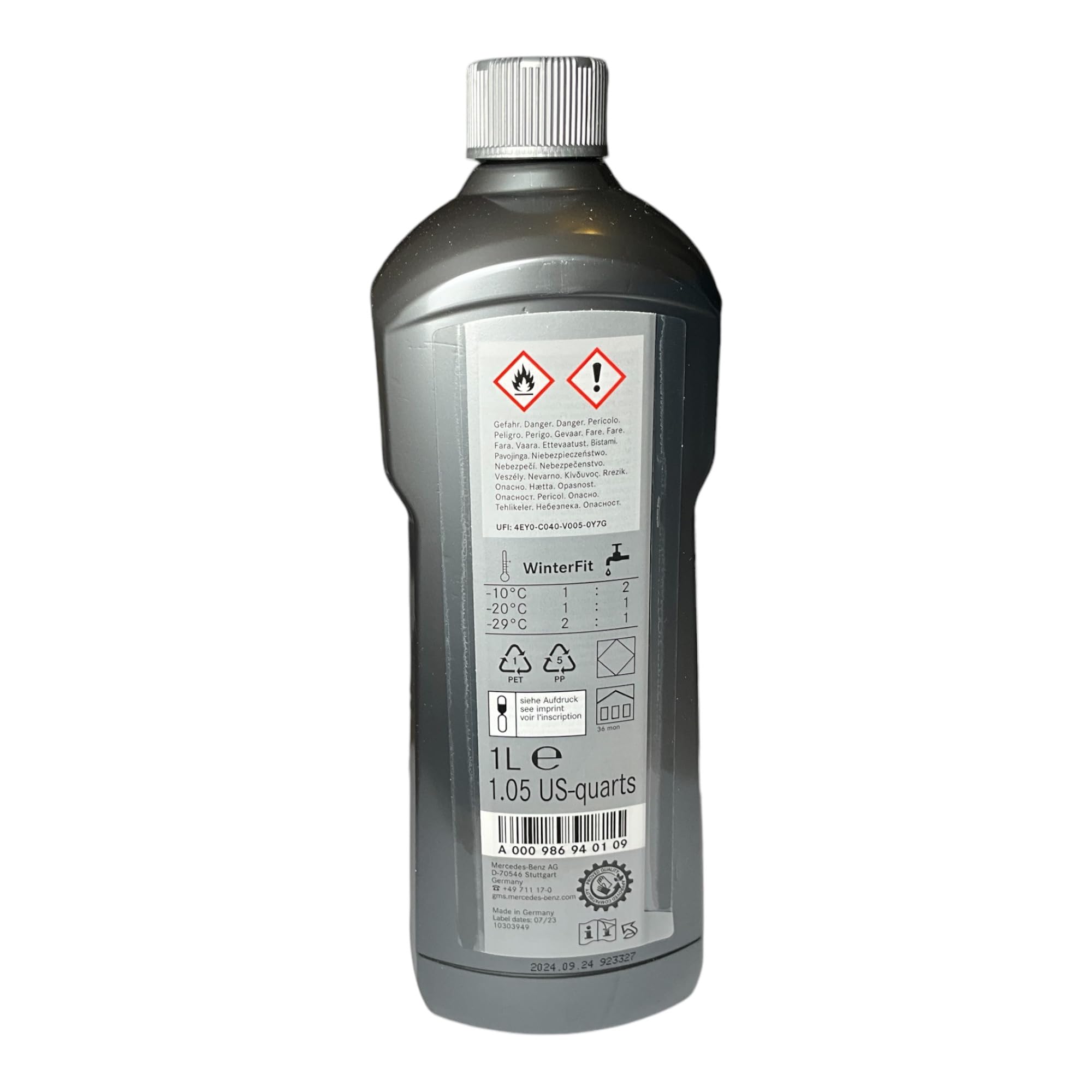 Mercedes-Benz concentrate pouring into washer reservoir for easy, mess-free filling