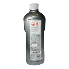Mercedes-Benz concentrate pouring into washer reservoir for easy, mess-free filling