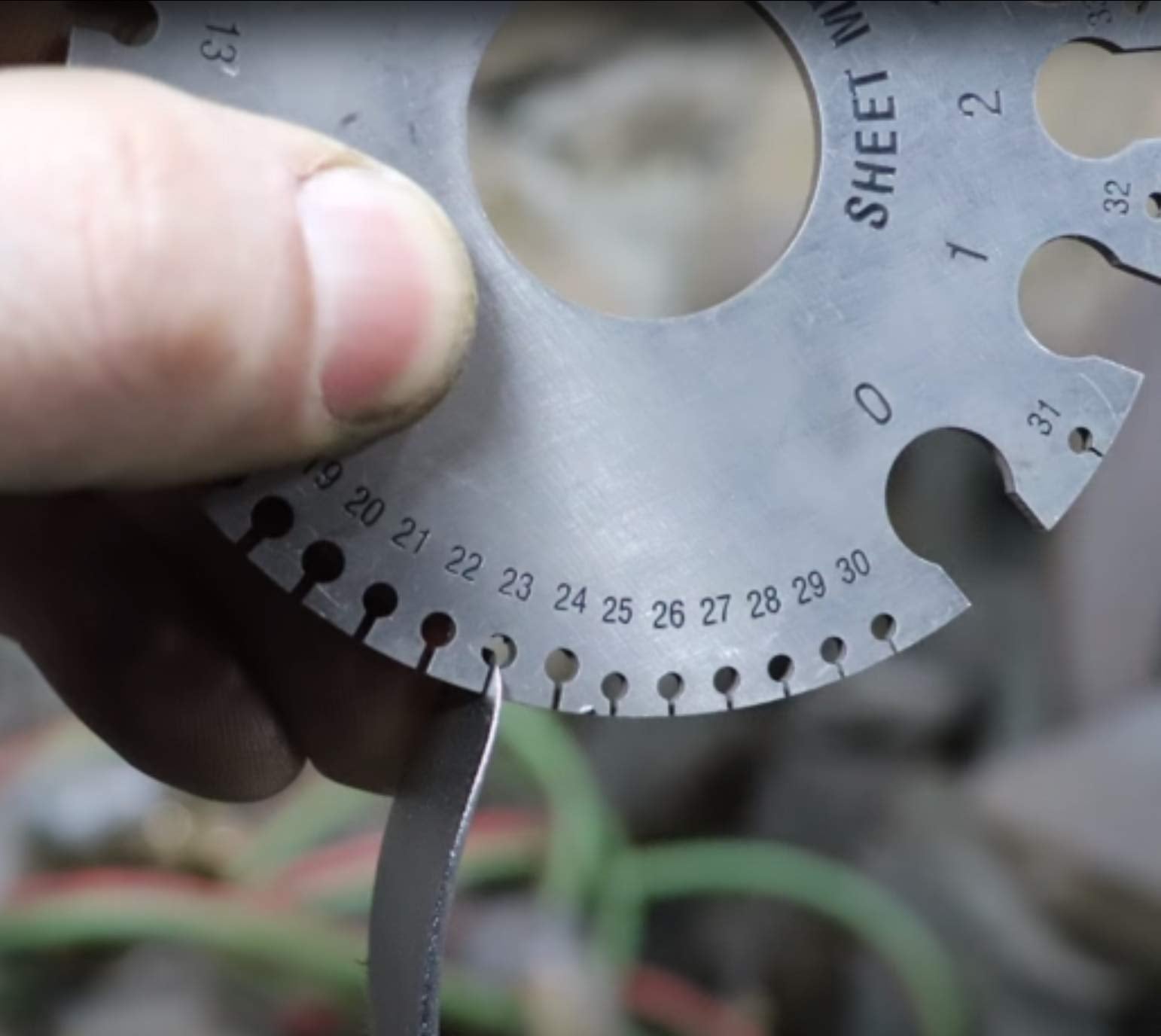 METAL MAGERY side profile highlighting tapered geometry for tight crevices