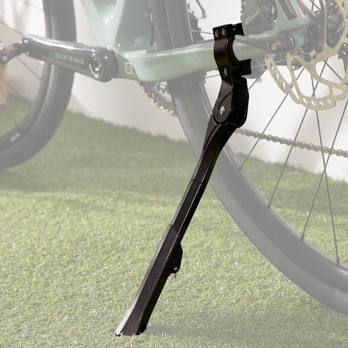 N+1 front view of kickstand showing full profile and mounting ease