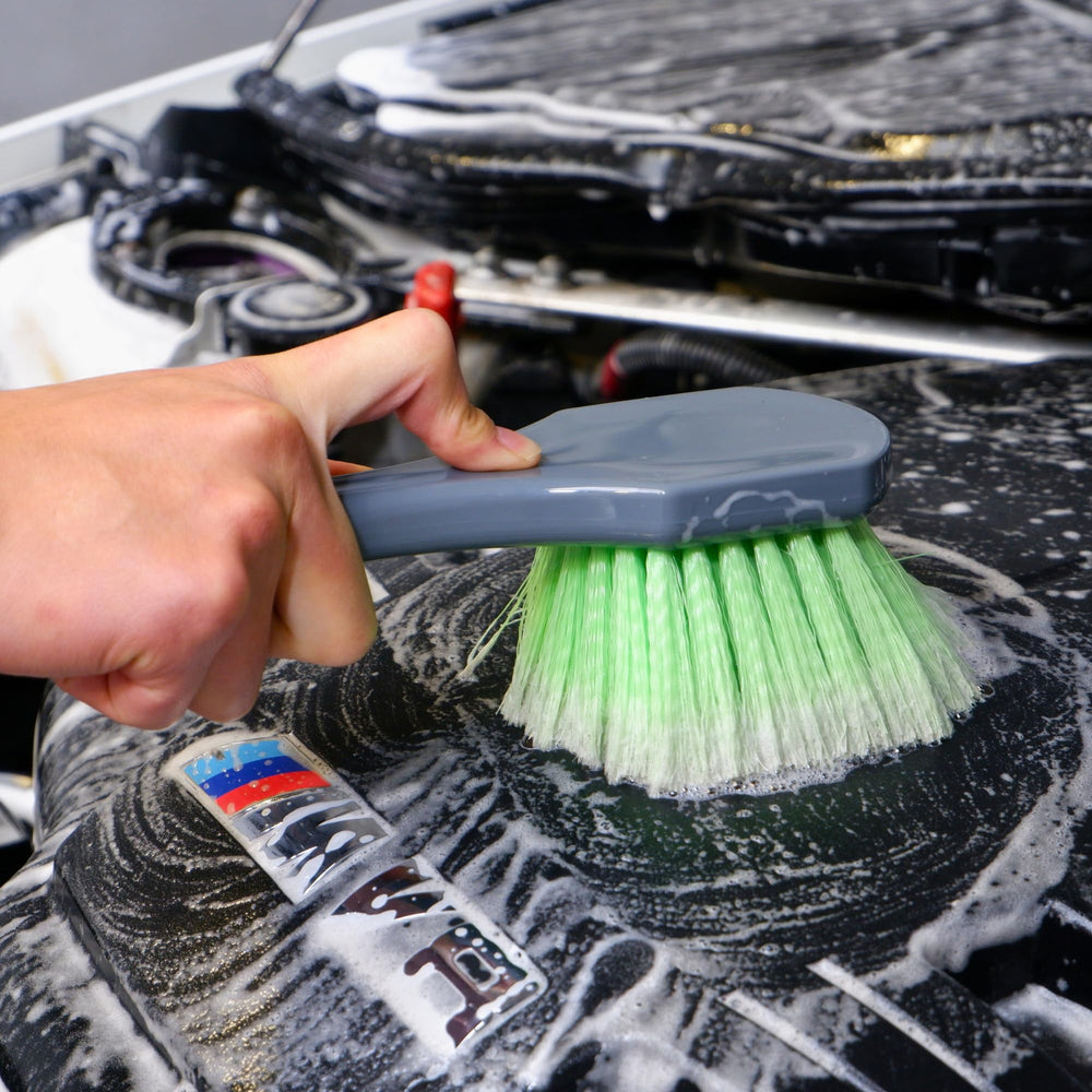 oesee long bendable brush close-up demonstrating reach and control