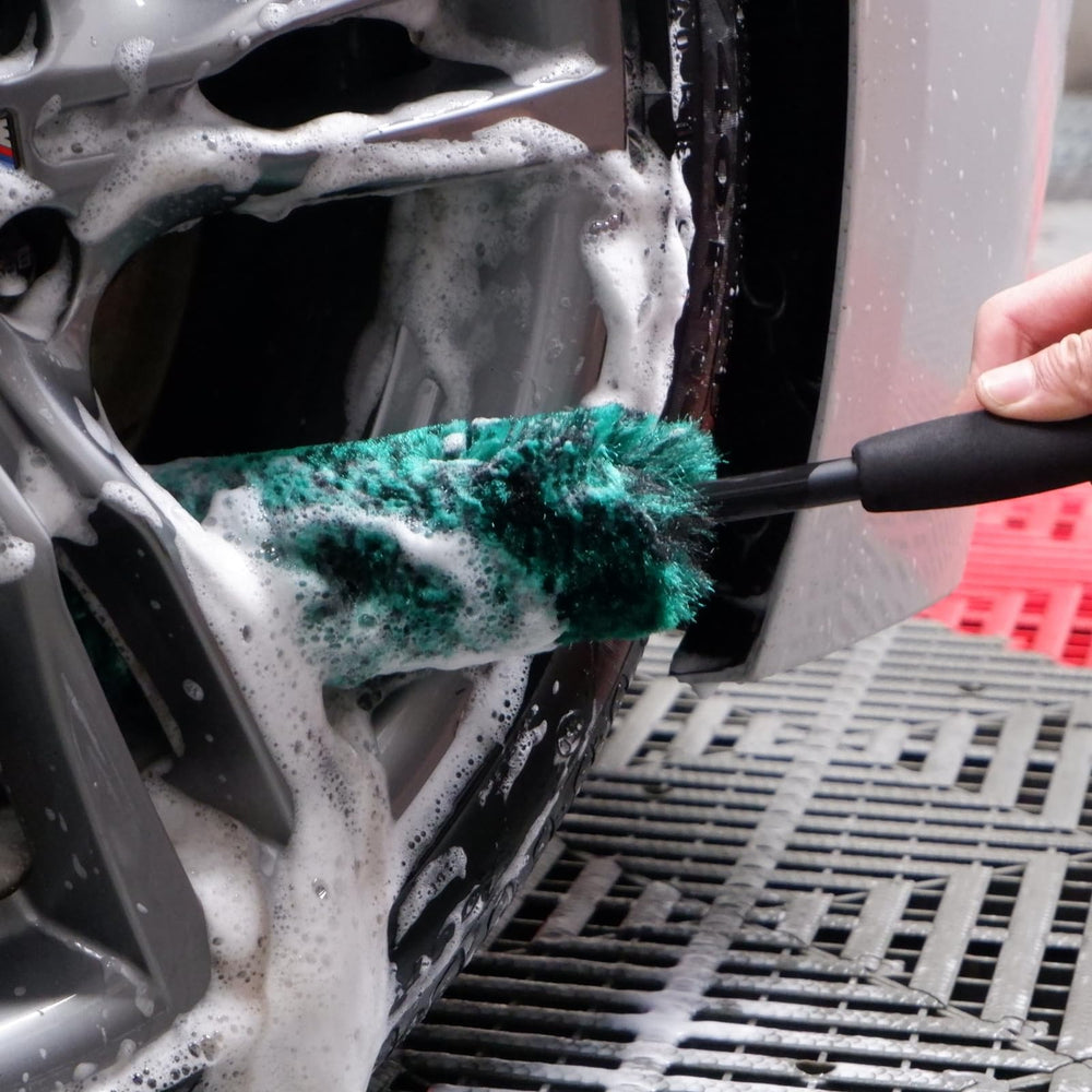 oesee hand holding brush showing kit size and ergonomic grip