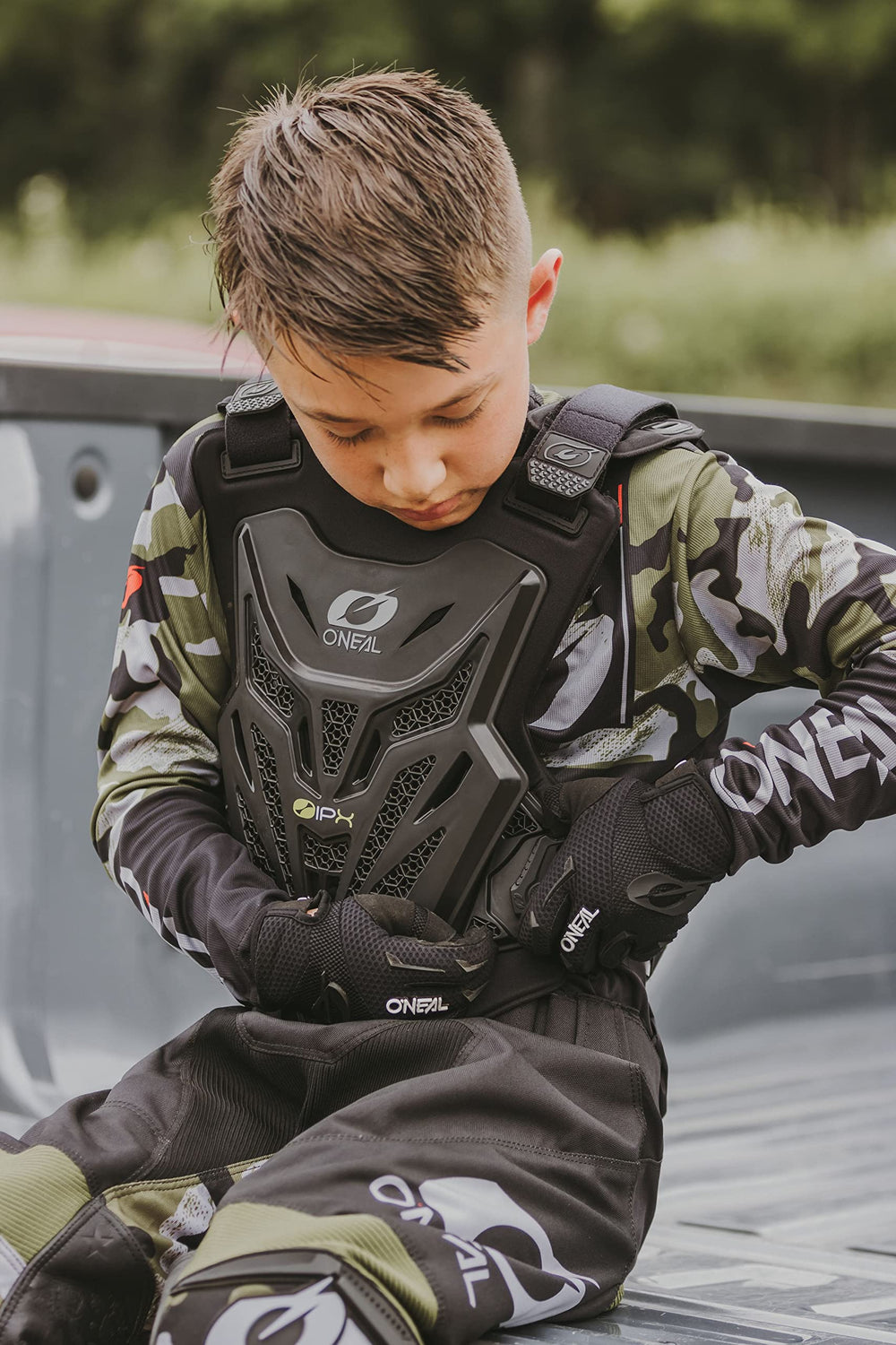 O'NEAL waist and shoulder strap adjustment detail for customized youth fit