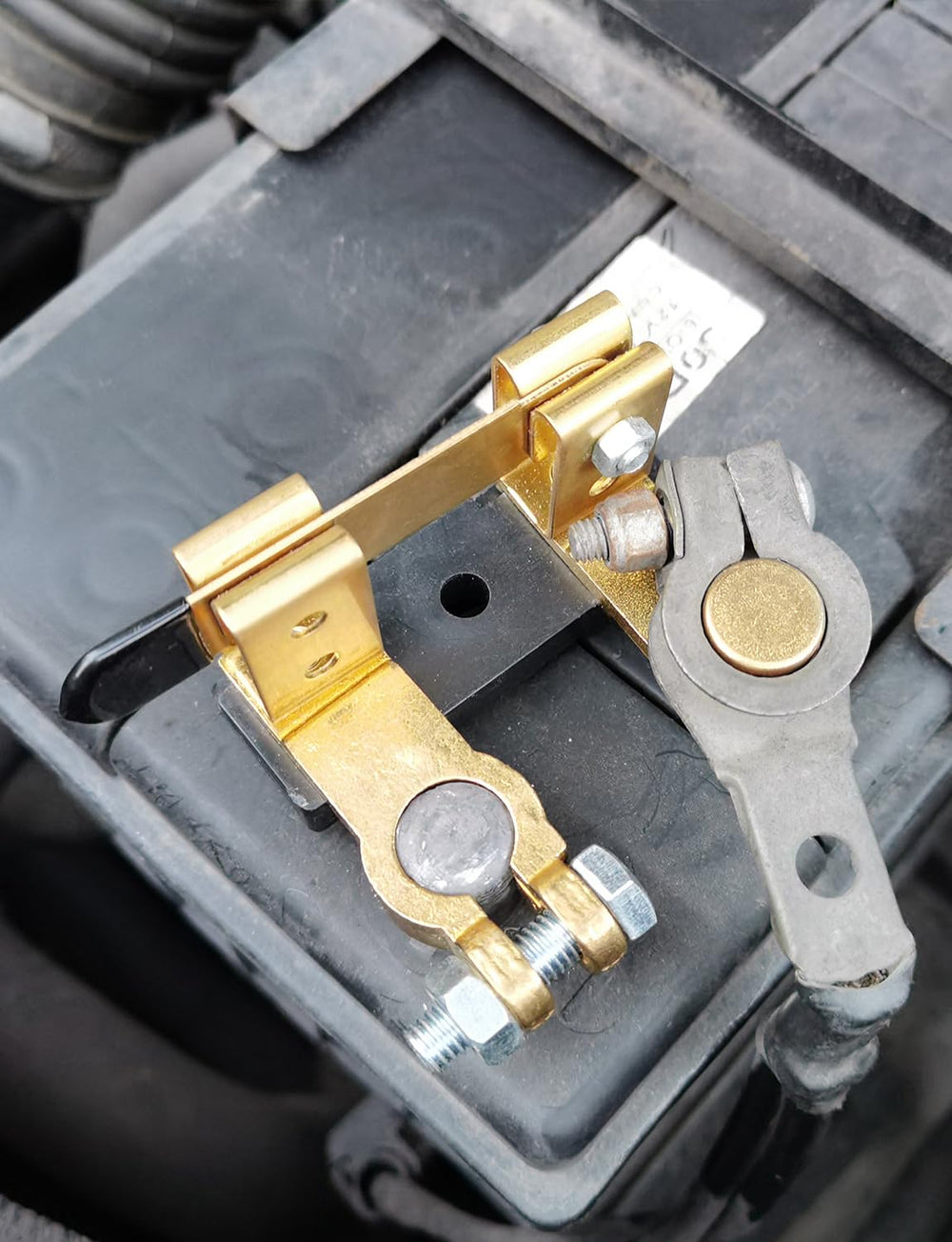 Ponzkoe marine installation on boat tray protecting battery from drain
