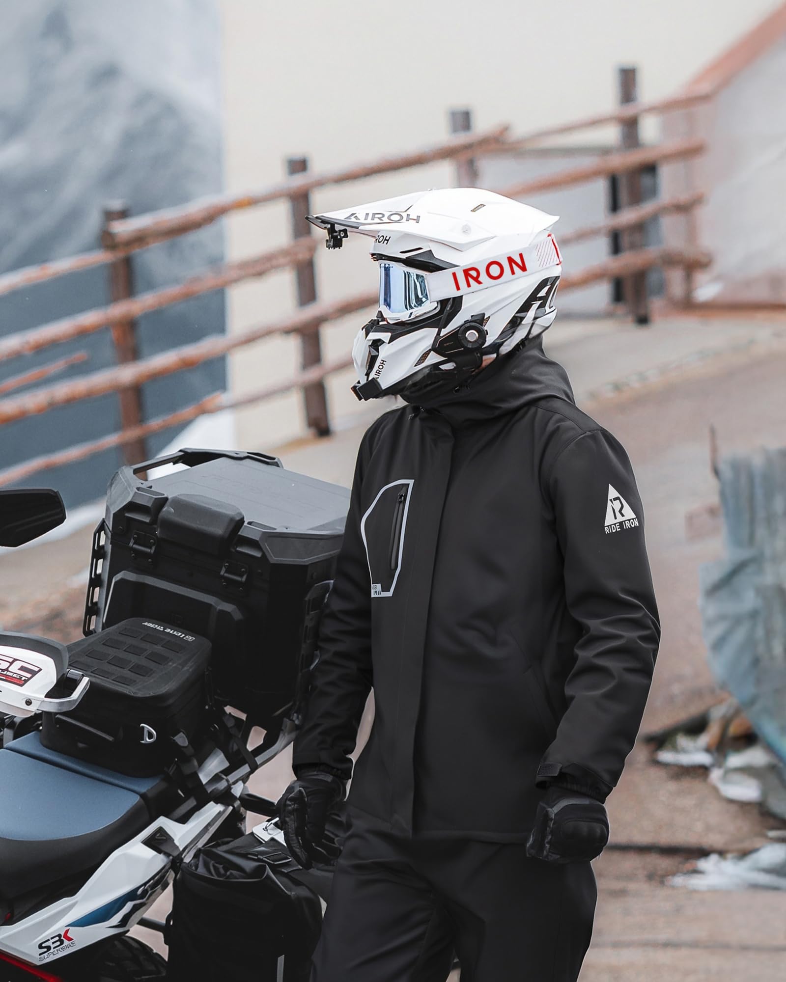 RIDEIRON elastic cuff and strap preventing water seepage benefit