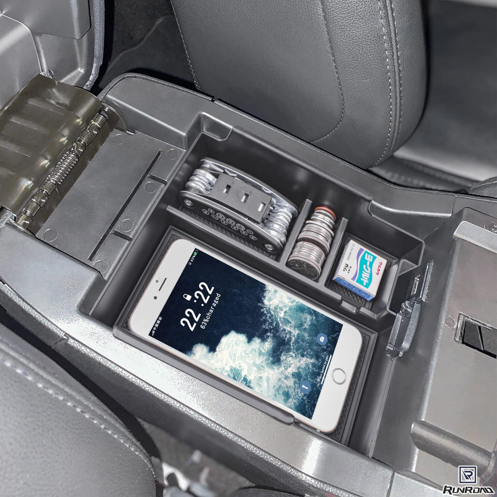 RUNROAD lifestyle shot in Explorer showing tidy armrest and less clutter