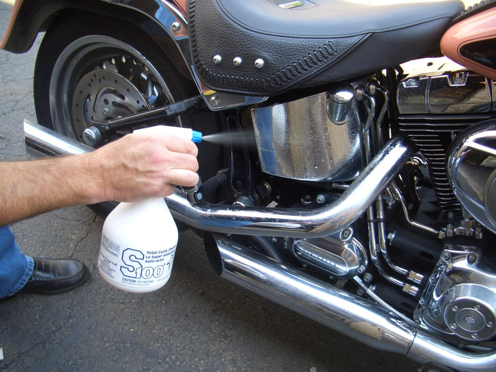 S S100 spray nozzle close-up demonstrating ergonomic trigger and controlled spray for efficient coverage
