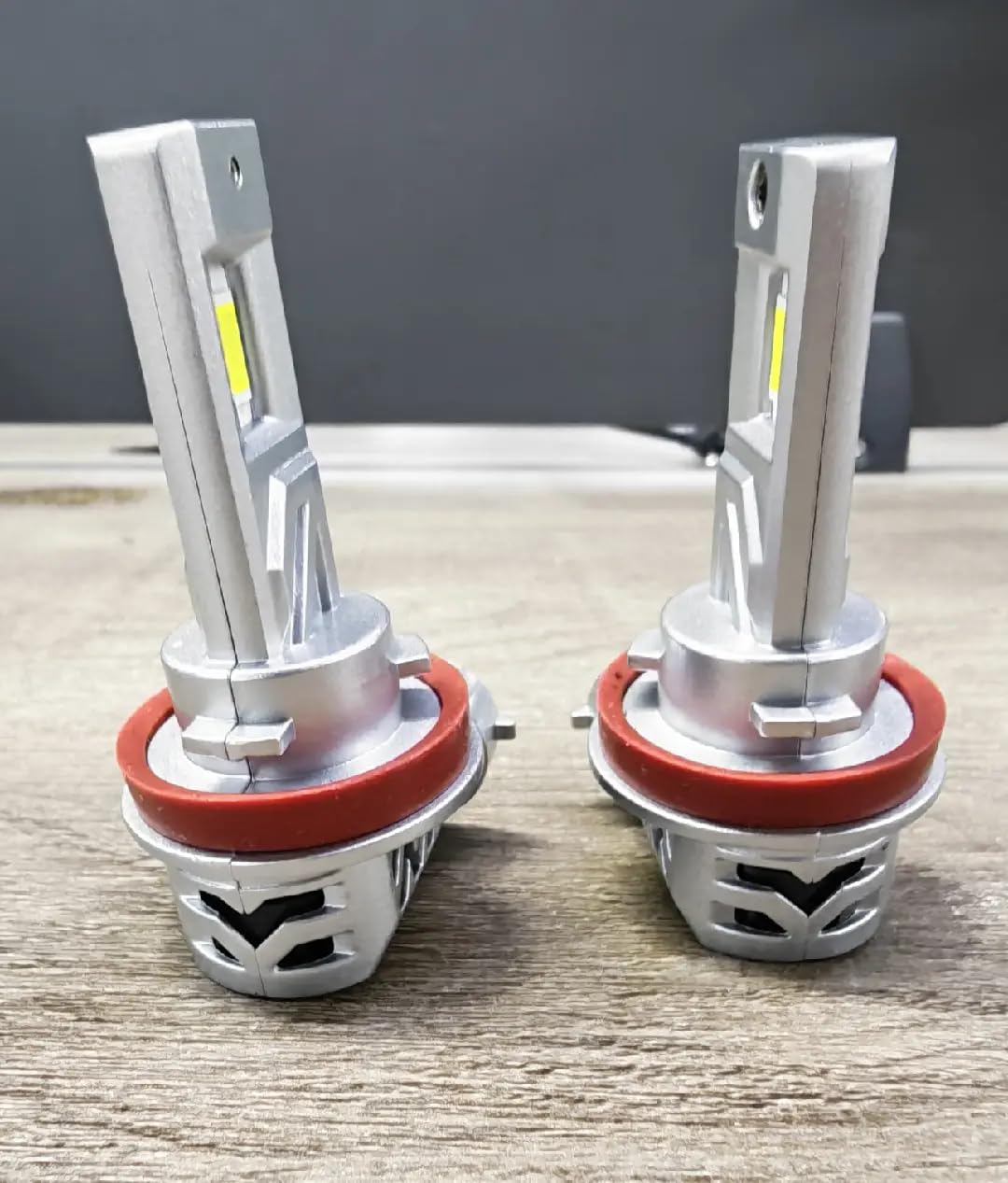 SEALIGHT retail pack with two bulbs and accessories showing included parts