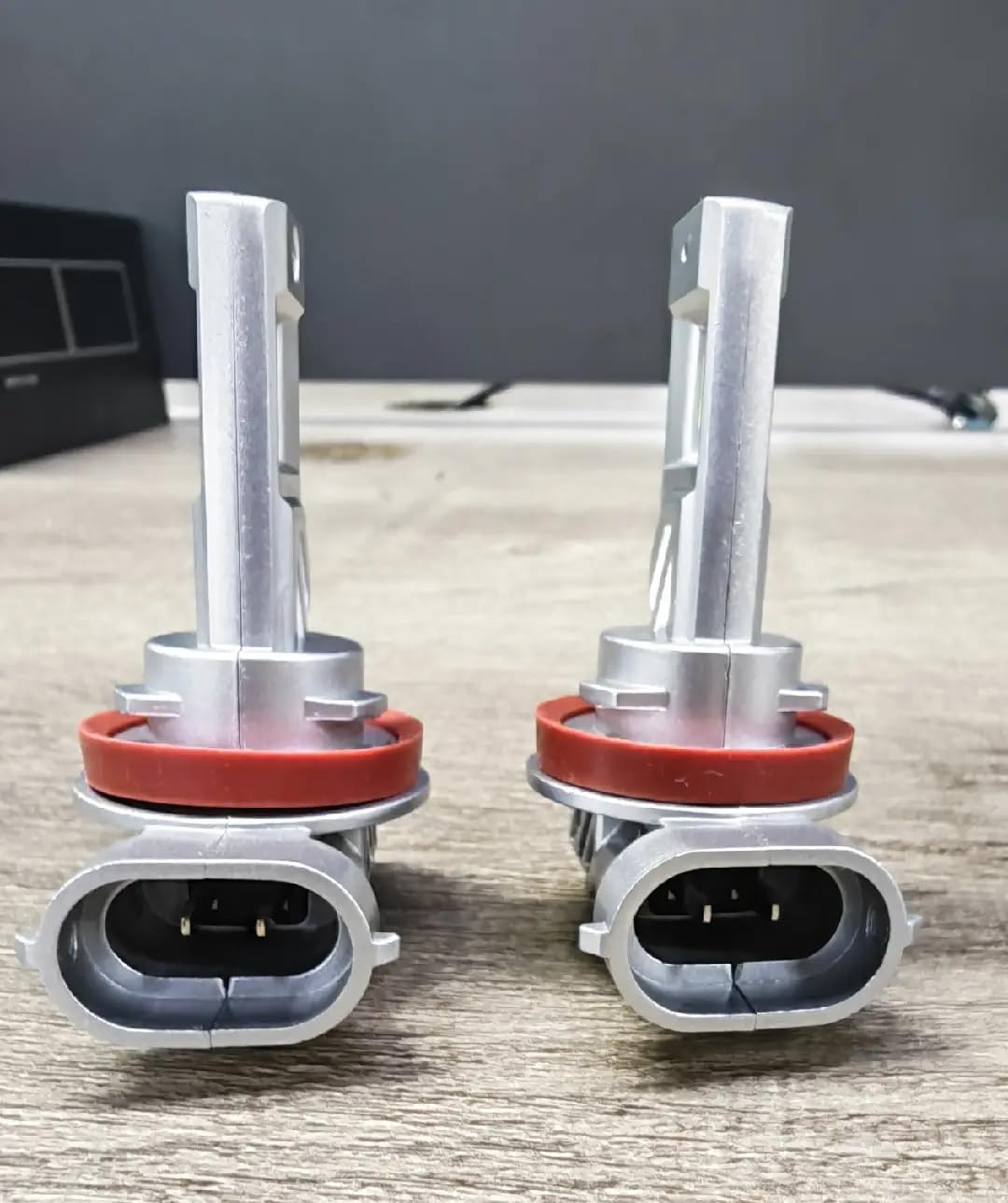 SEALIGHT bulb under water illustrating IP68 waterproof protection benefit