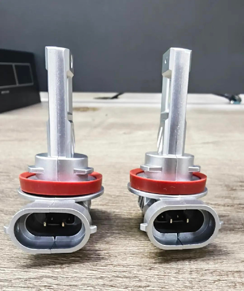 SEALIGHT bulb under water illustrating IP68 waterproof protection benefit
