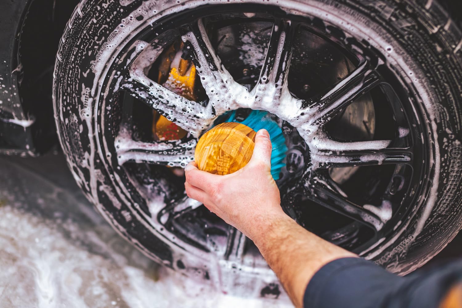 The Rag Company brush scrubbing tire sidewall for effective dirt removal