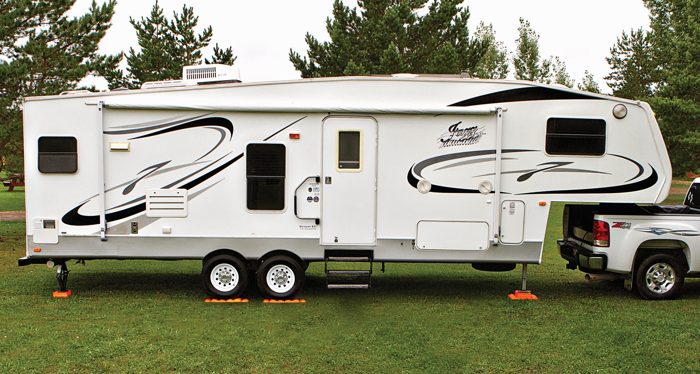 Tri-Lynx used under stabilizer jack offering wide base and support reliability
