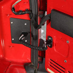 Voodonala removable shackle pin being pulled for easy removal benefit