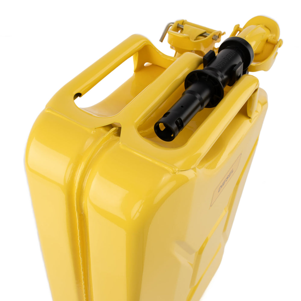 Wavian close up spout lock detail showing bayonet nozzle and safety lock for spill prevention
