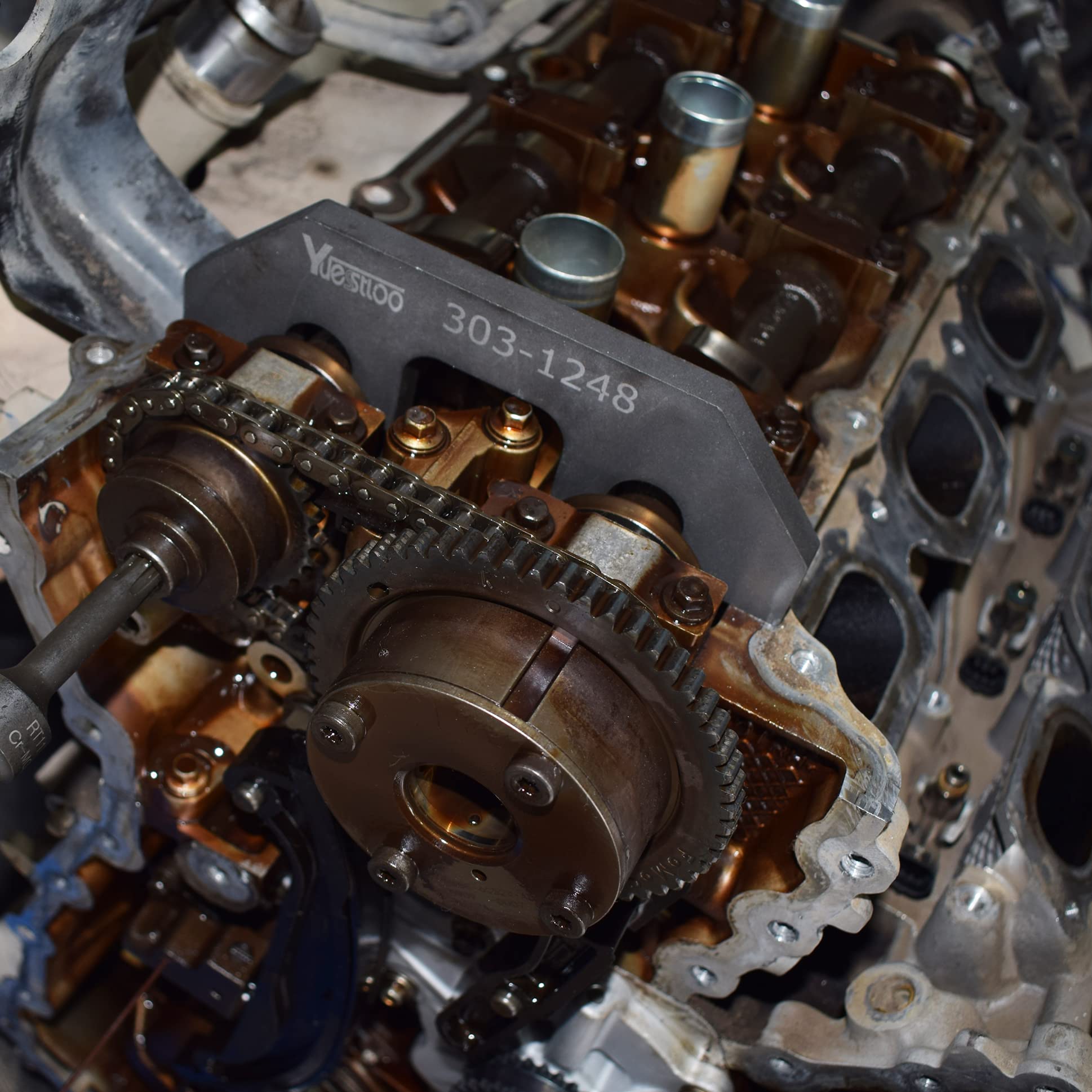 Yuesstloo kit in use on Ford V6 engine demonstrating secure camshaft locking during timing service
